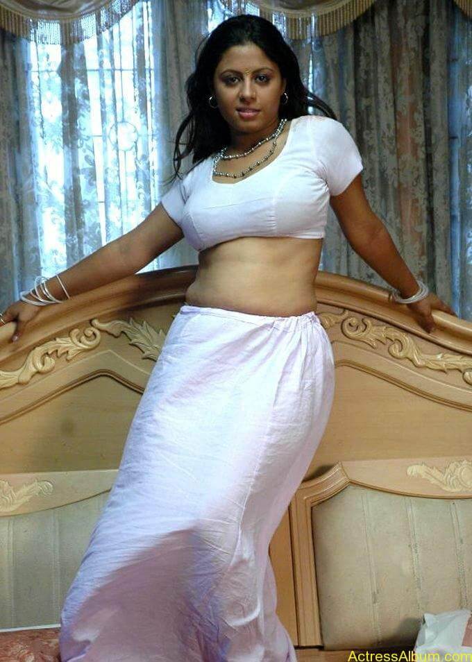 Actress-Sunakshi-in-Hot-Saree-Blouse-Stills01
