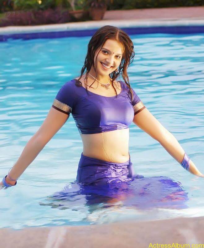 Saloni Cute Navel in Water -In-Rowdy-Simha-Movie-Stills- (21)
