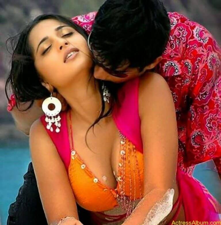 Anushka Shetty Wet Hot Cleavage Show And Kissing Stills Actress Album