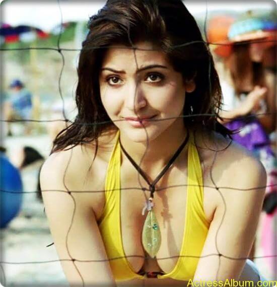 Anushka-Sharma-Hot-In-Yellow-Bikini-Picture-550x570