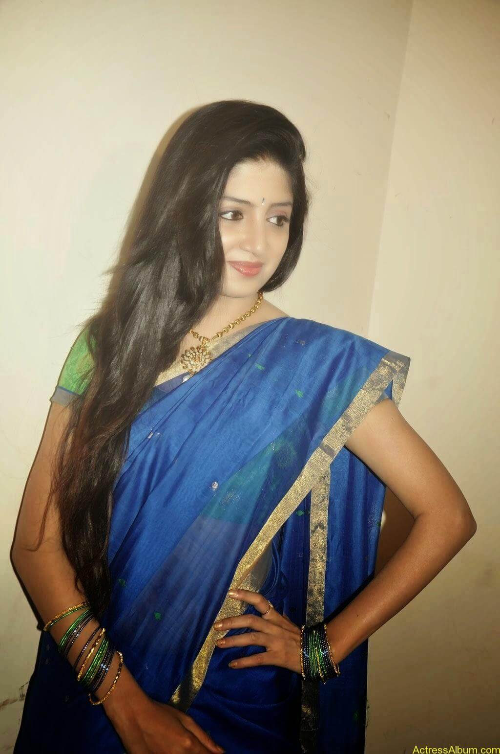 Poonam Kaur Hot Sexy Look In Blue Saree Photos2