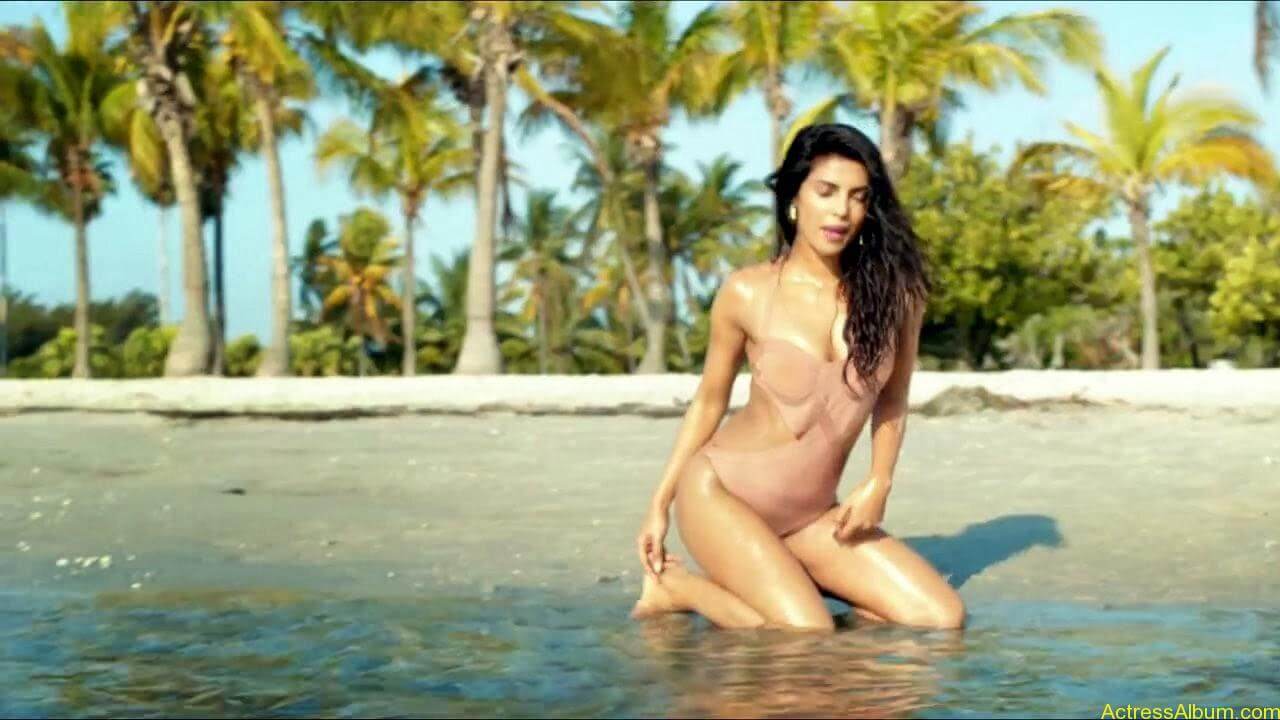 Priyanka-Chopra+hot+photos+from-Exotic+(7)