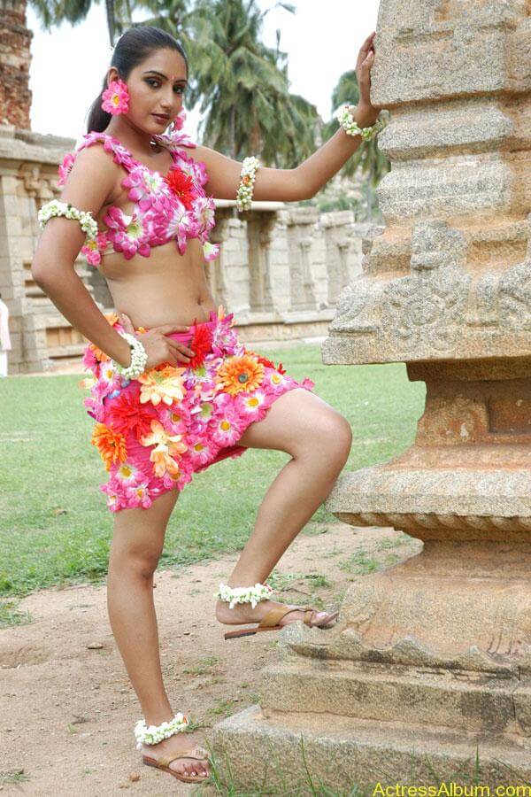 Kannada Actress Ragini Dwivedi Hot Stills | Chennai Fans 