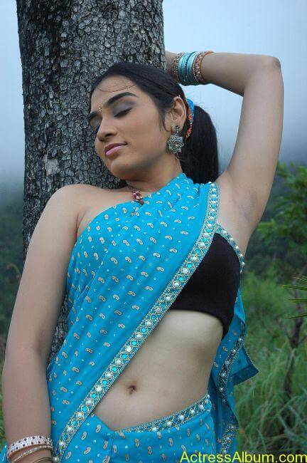 Suhani hot navel show from tamil movie1