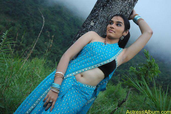 Suhani hot navel show from tamil movie5