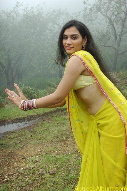 Suhani hot navel show from tamil movie9