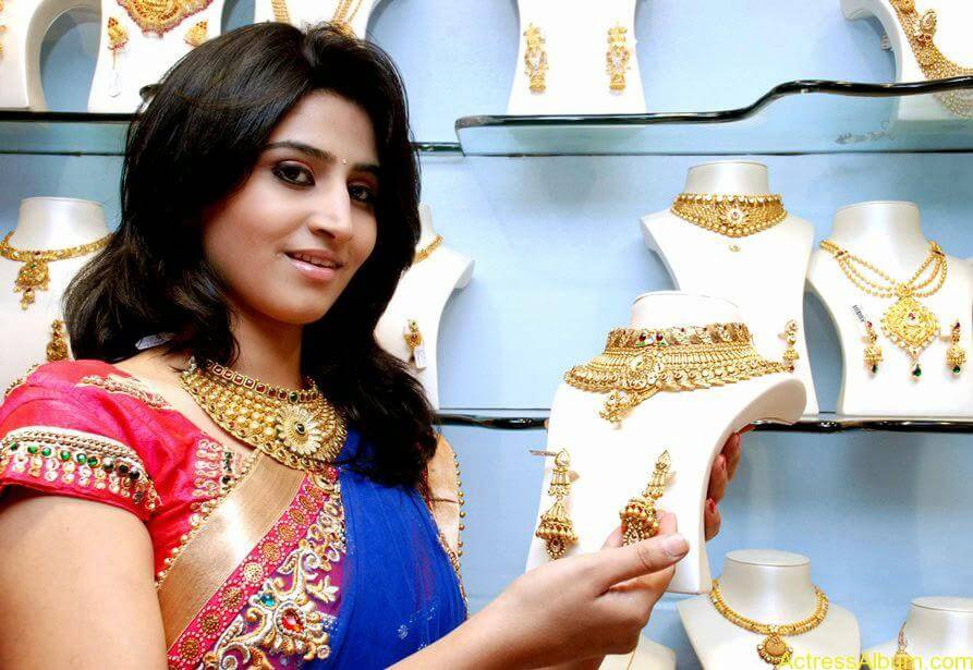 Shamli in saree at jewelry shop opening 7