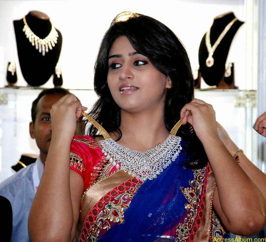 Shamli in saree at jewelry shop opening 8