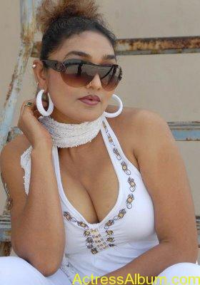 South Indian Masala Actress Cleavage and Navel Exposing Hot Gallery3