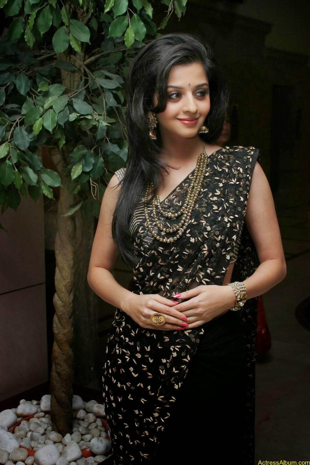 Kaaviyathalaivan Movie Actress vedhika Stills (4)
