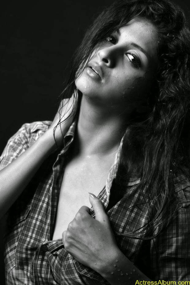 Naveena hot and spicy photo shoot (8)