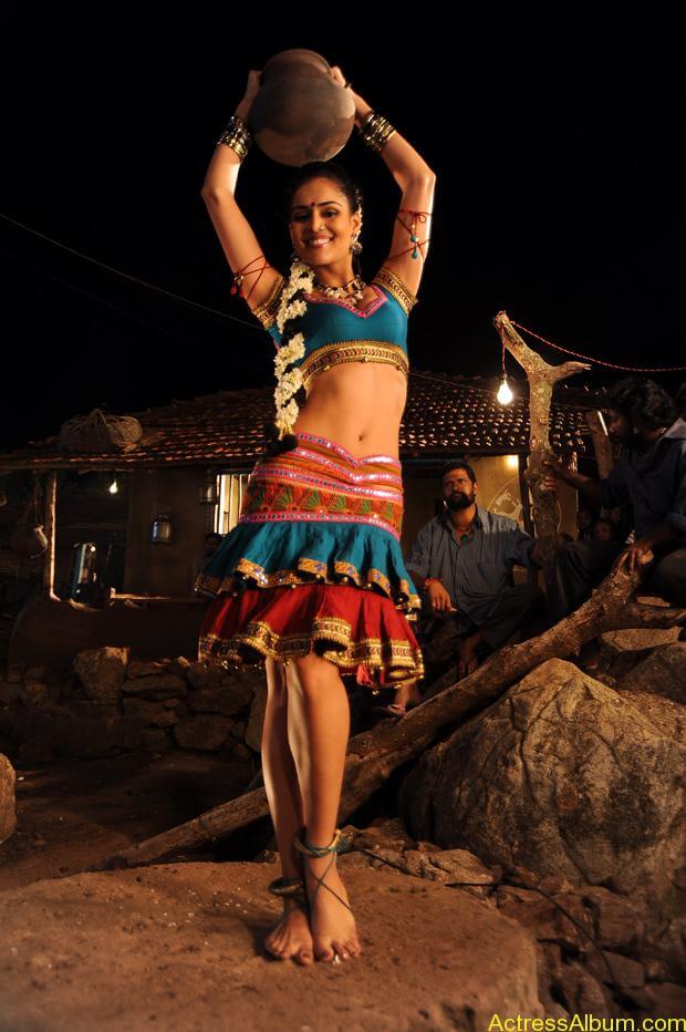 Nathalia Kaur Hot stills in Dalam Movie Item Song (7)