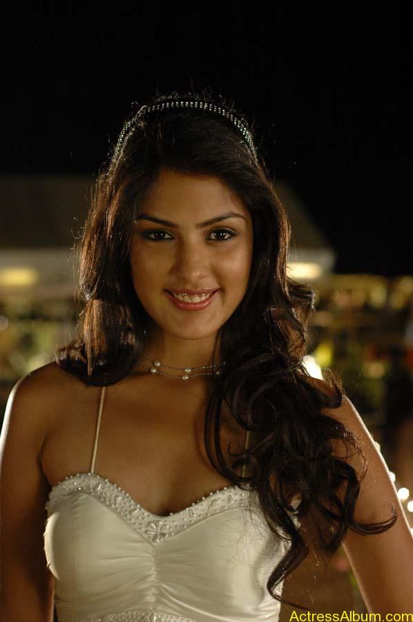 Ria Chakravarthi Hot expose in Tuneega Tuneega Movie
