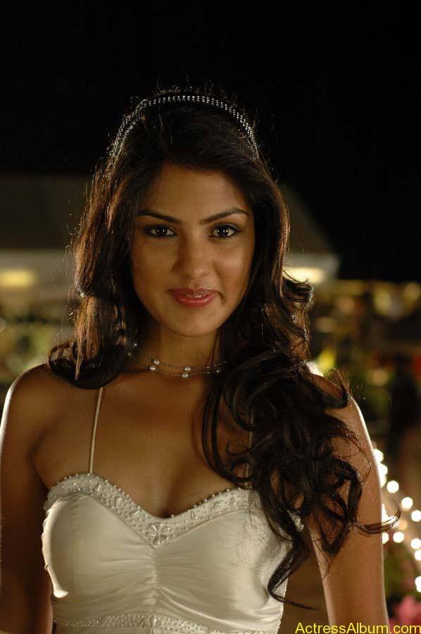 Ria Chakravarthi Hot expose in Tuneega Tuneega Movie