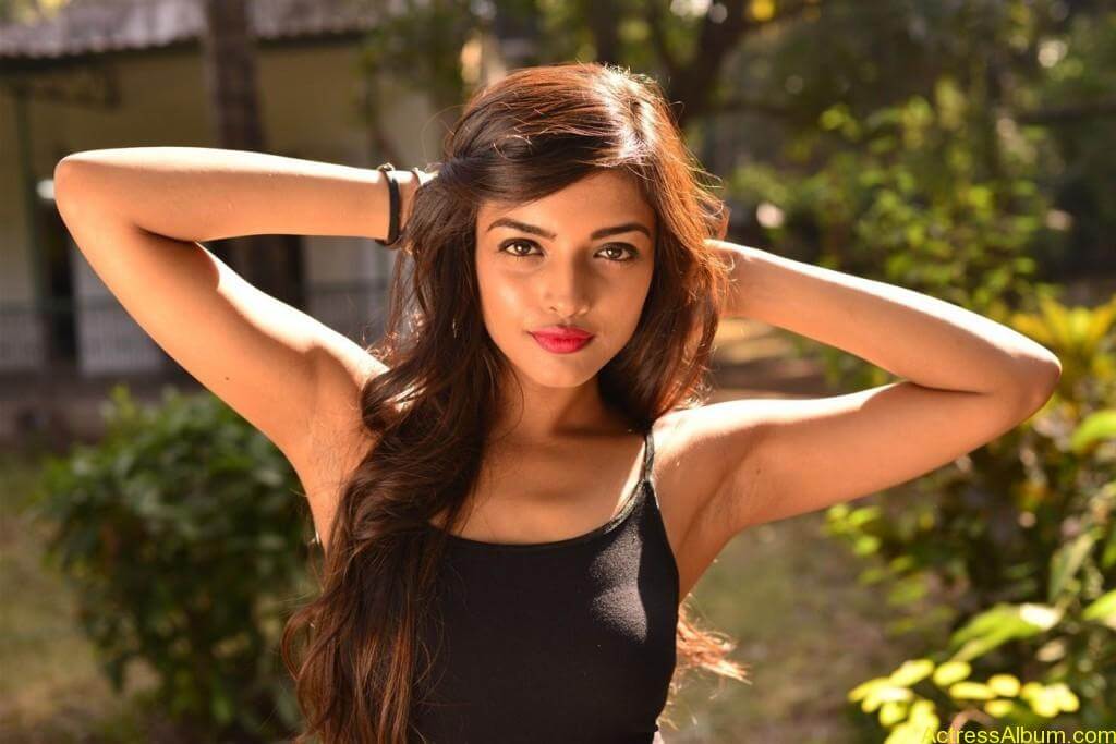 Ashna Zaveri Hot Pics-12