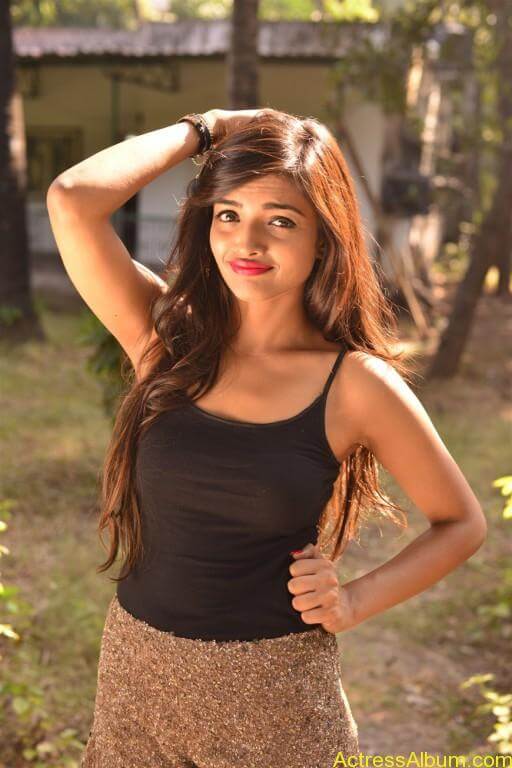Ashna Zaveri Hot Pics-13