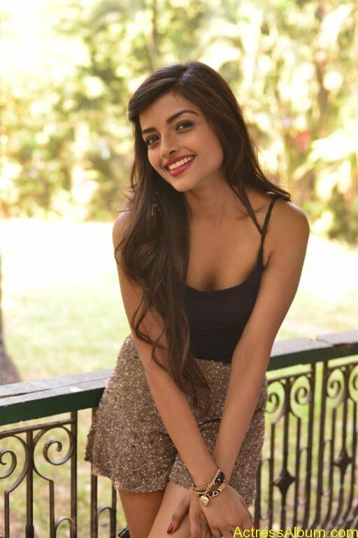Ashna Zaveri Hot Pics-6