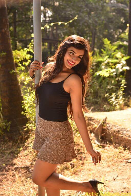 Ashna Zaveri Hot Pics-8