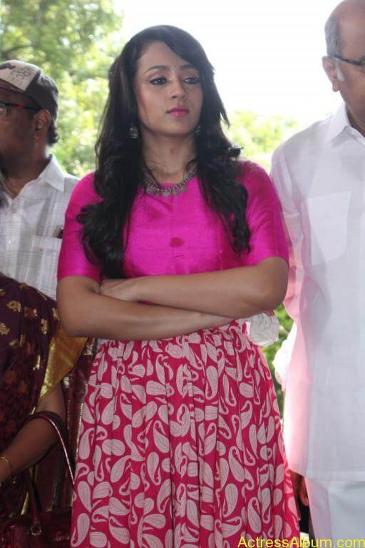 trisha-latest-stills-at-nayagi-movie-pooja-11