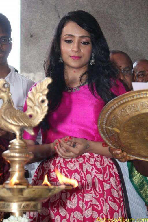 trisha-latest-stills-at-nayagi-movie-pooja-9