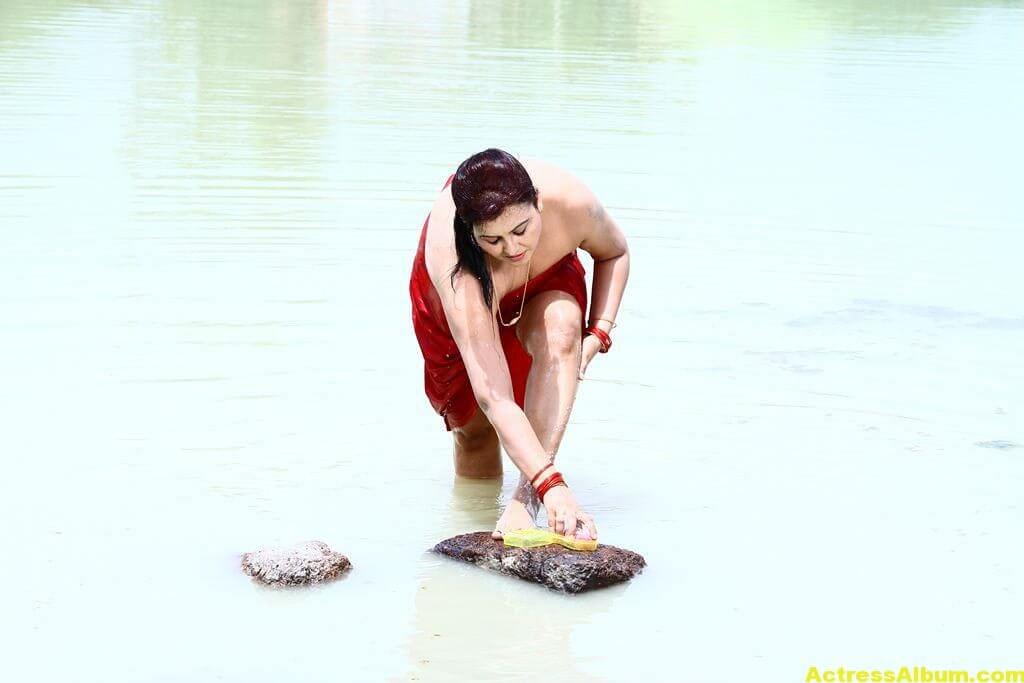 Sona-Hot-Stills-FromSivappu-Manidharagal-Movie-1