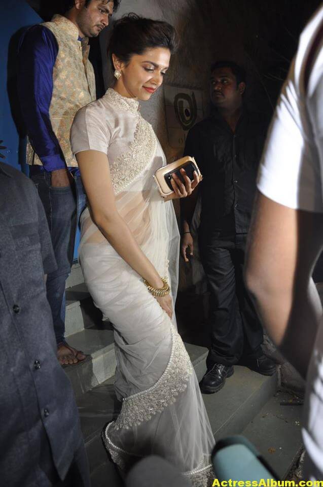 Glamorous Deepika Padukone Hot Photos In White Saree 5