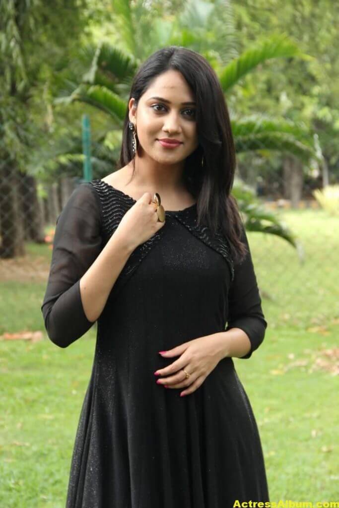 Tabu in Black Dress At Filmfare | Dresses, Black dress 