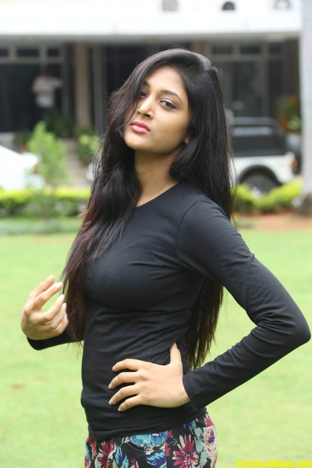 sushma-raj-in-black-dress-at-press-meet-2