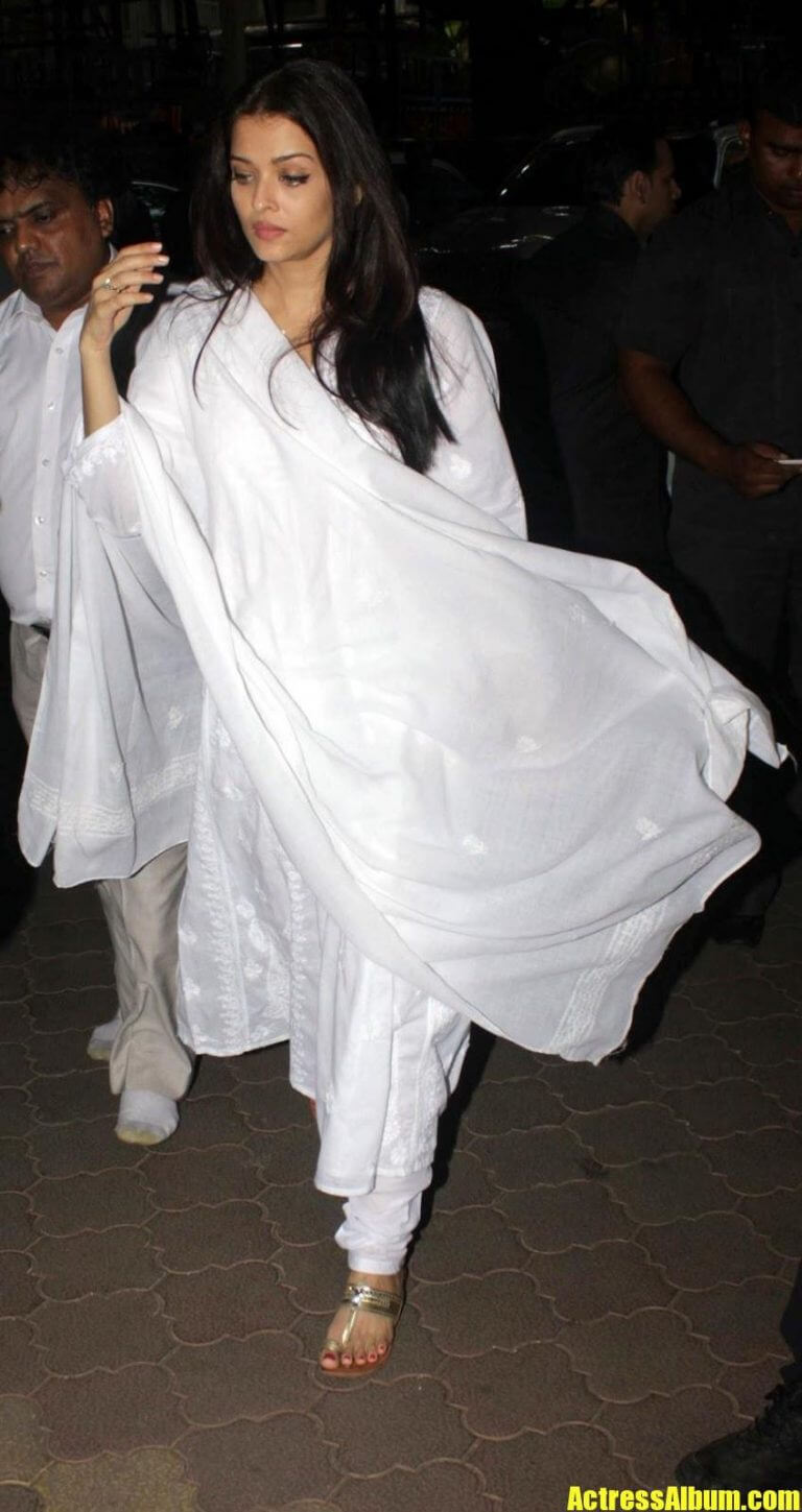 Aishwarya Rai Stills In White Dress Without Makeup Actress Album