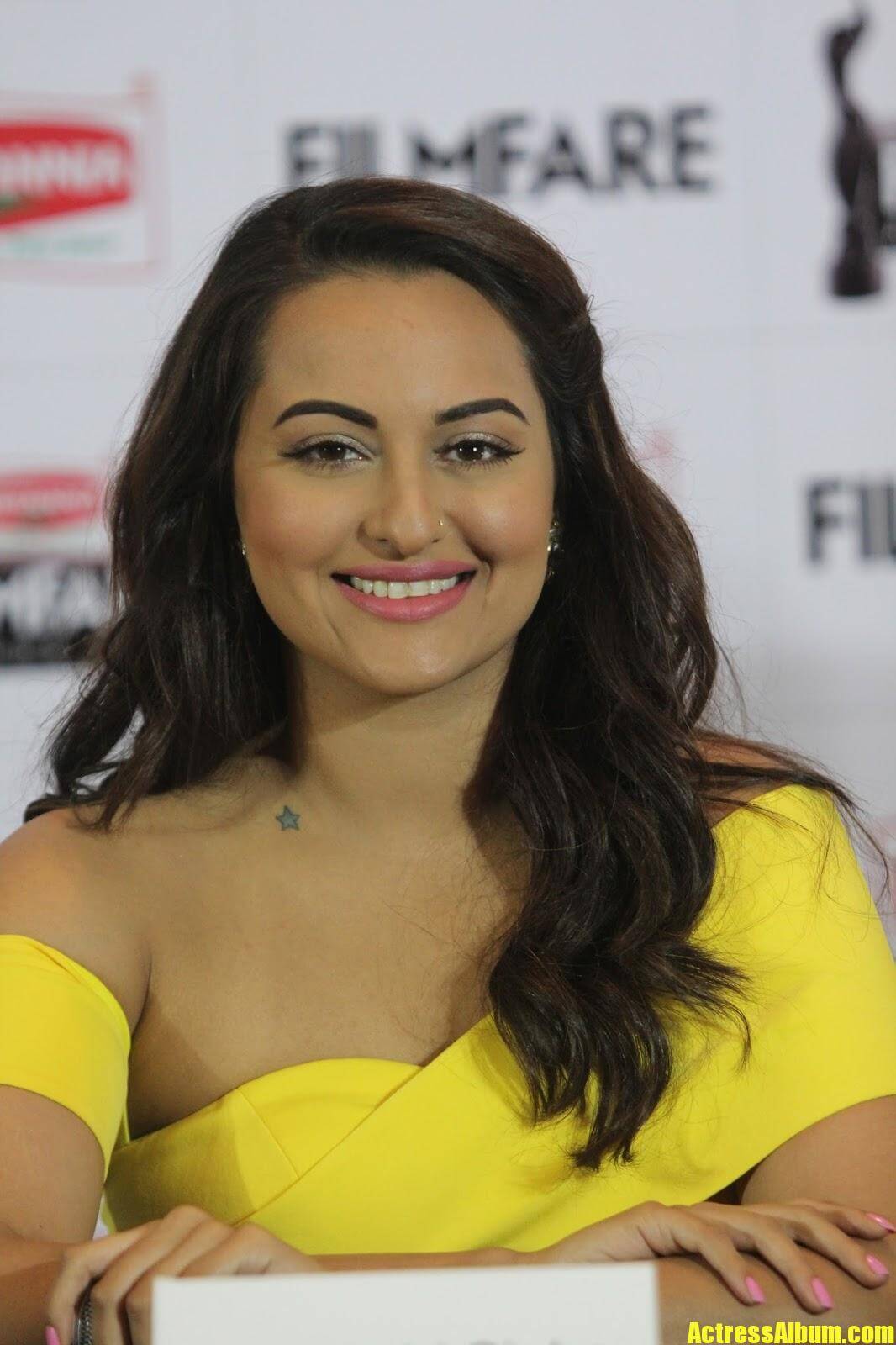 Sunakce Sana Xnxx - Sonakshi Sinha Stunning Photos In Yellow Dress - Actress Album