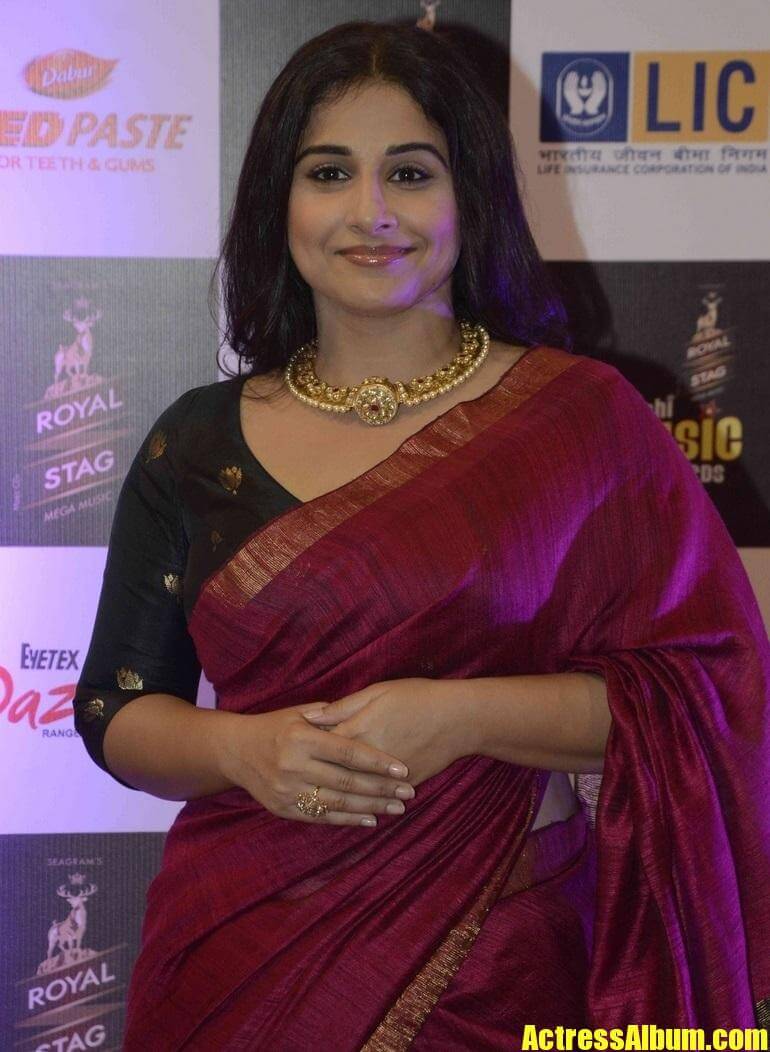 Vidya Balan Long Hair In Maroon Saree At Mirchi Music Awards - Actress ...