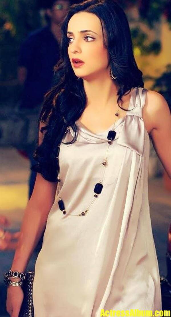TV Actress Sanaya Irani Hot Stills For Photoshoot ...