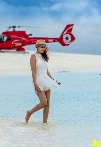 Bollywood Hot Parinneti Chopra Enjoying her Holiday’s in Australia