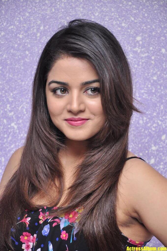 Actres Wamiqa Gabbi Spicy HD Photos In Jeans - Actress Album