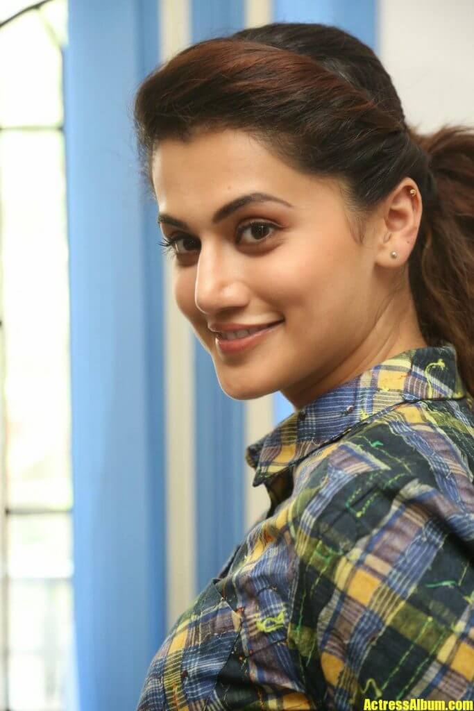 Actress Taapsee Pannu Face Close Up Stills Smiling - Actress Album