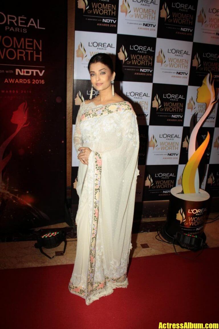 Indian Actress Aishwarya Rai Stills In White Saree Actress Album
