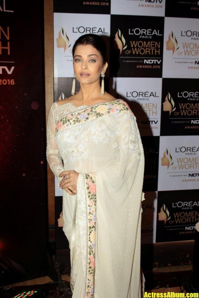 Indian Actress Aishwarya Rai Stills In White Saree - Actress Album