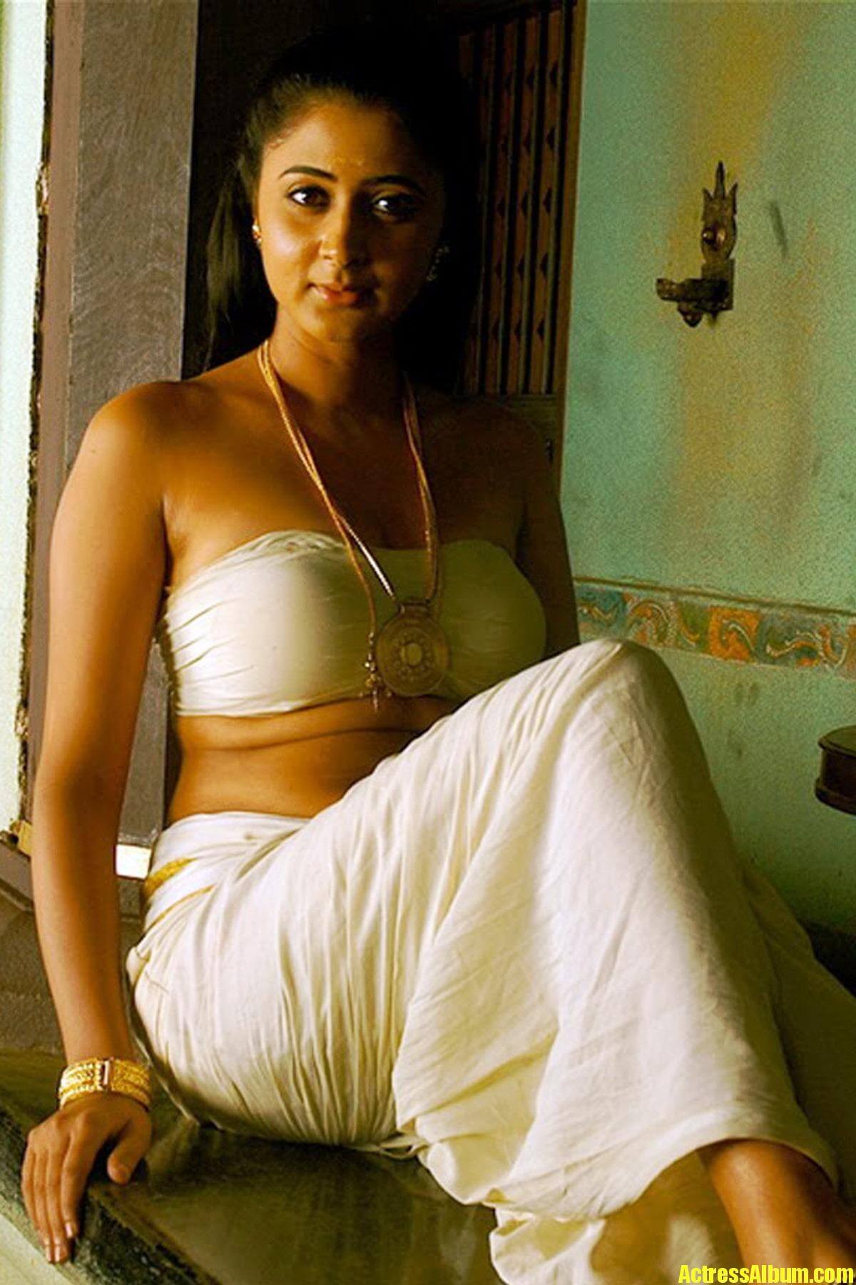 Actress Kanika hot thighs photo.