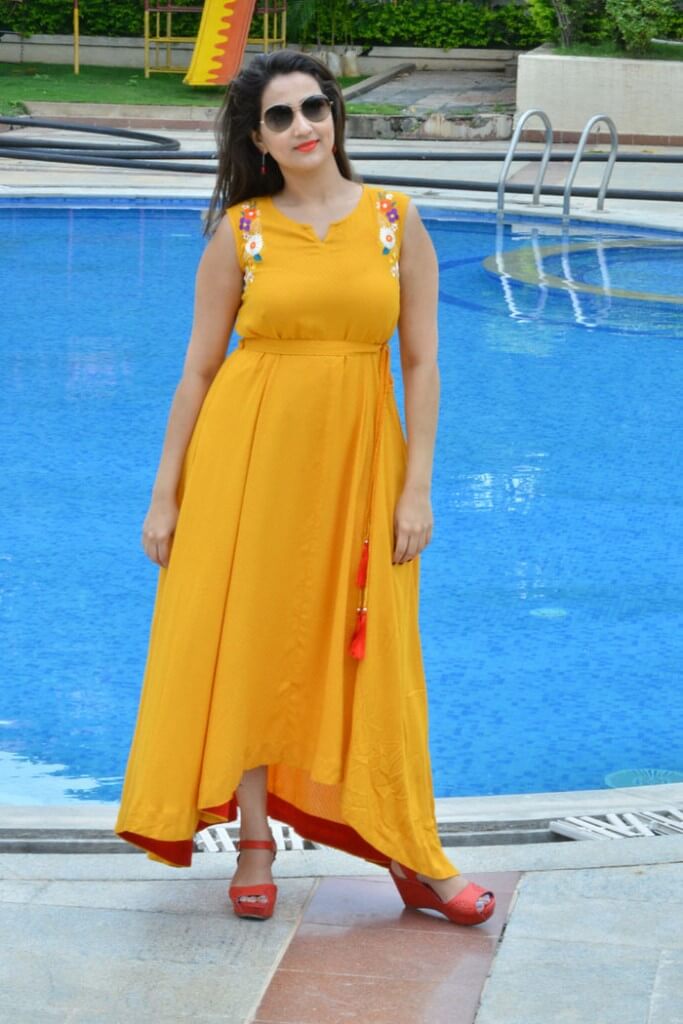 Beautiful Anchor Manjusha In Yellow Dress