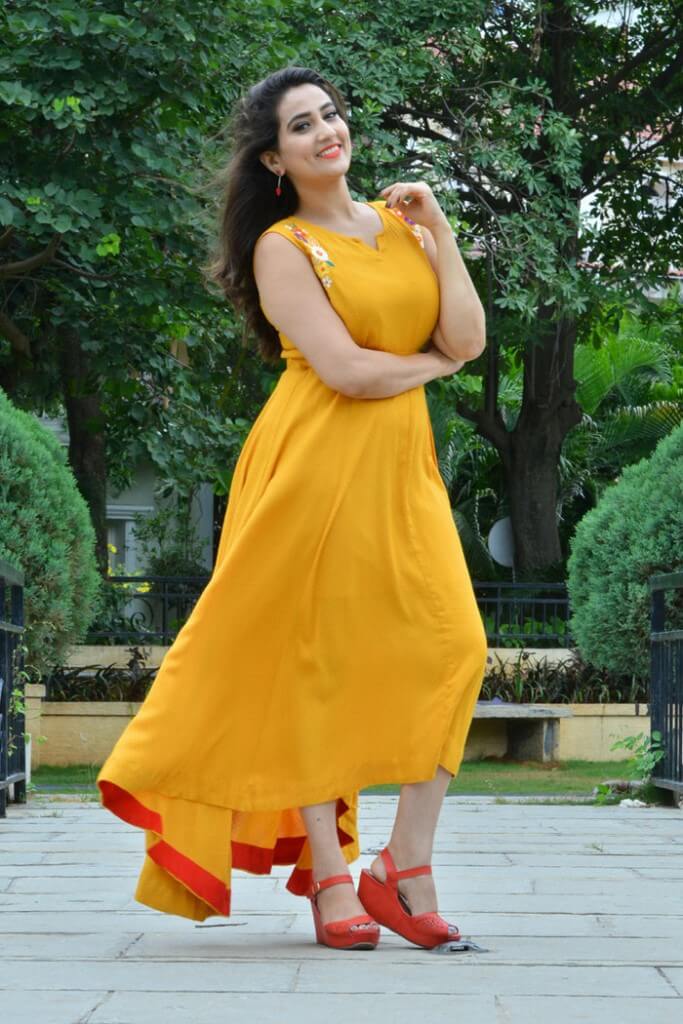 Anchor Manjusha In Yellow Dress