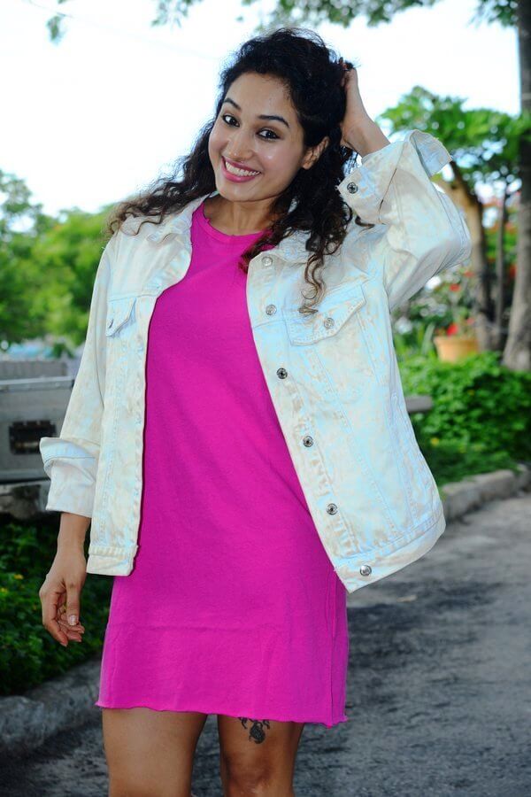 Pooja Ramachandran Hot Stills In The Pink Skirt