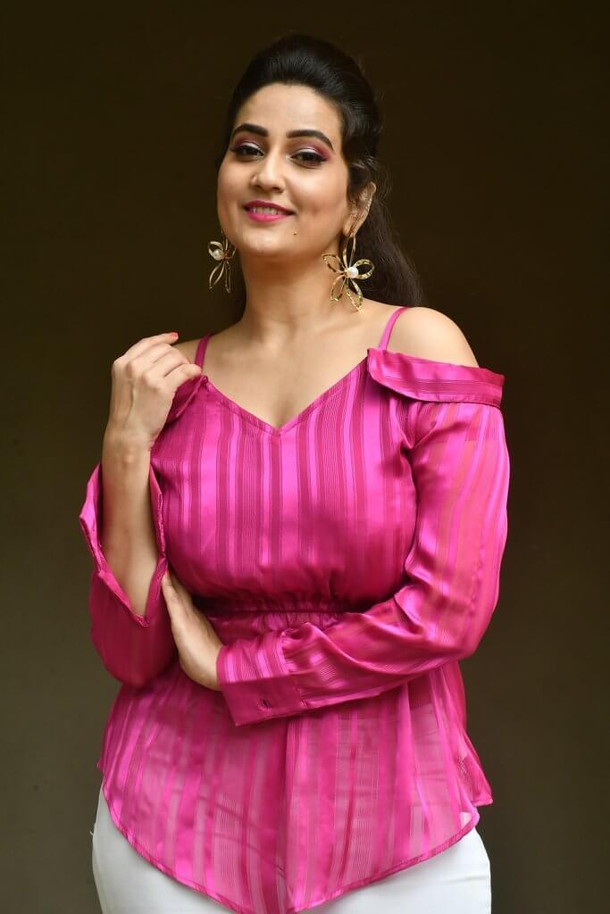 Spicy Poses Of Anchor Manjusha In The Pink Dress