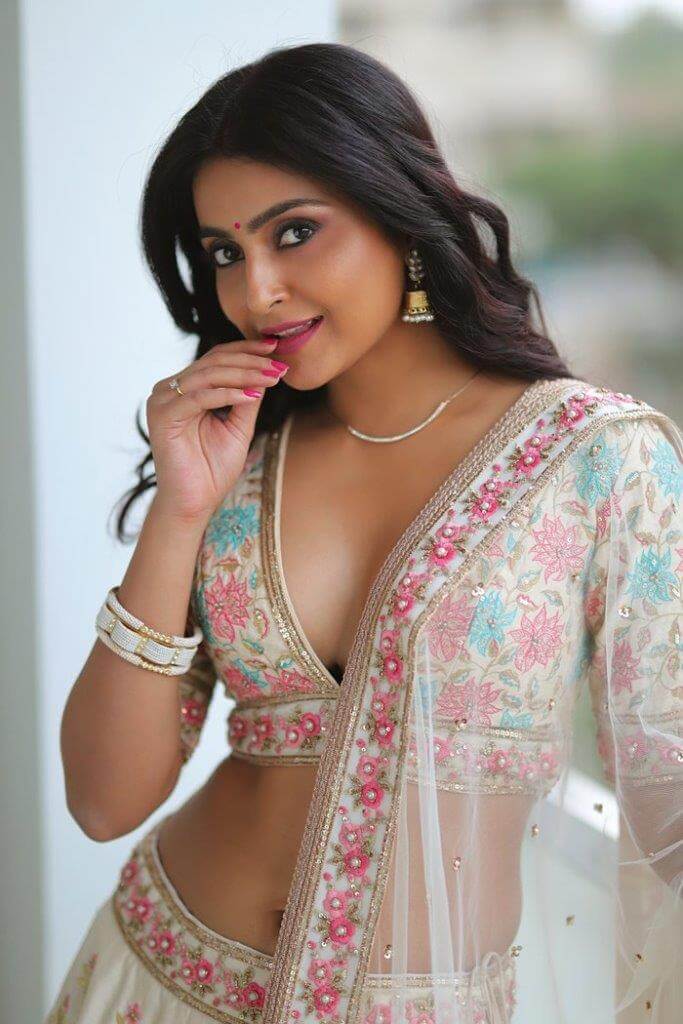 Avantika Mishra Hot Cleavage Photos Actress Album
