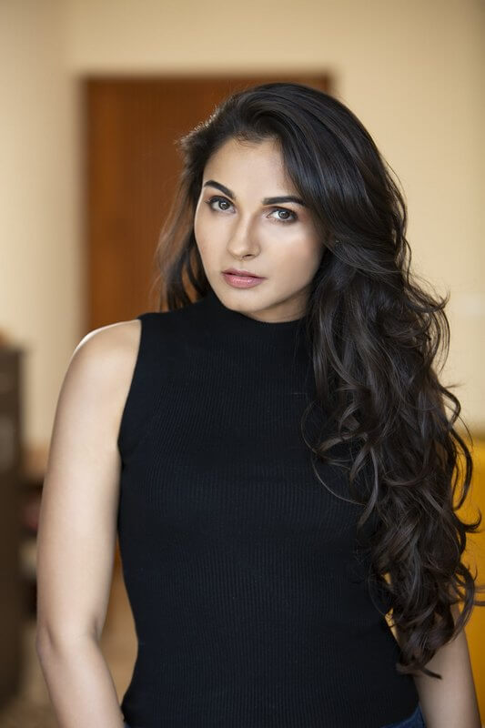Andrea Jeremiah Spicy Poses In Black Shirt