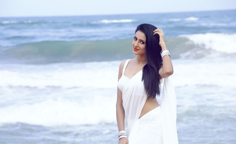 Actress Riya Suman Photos In White Saree