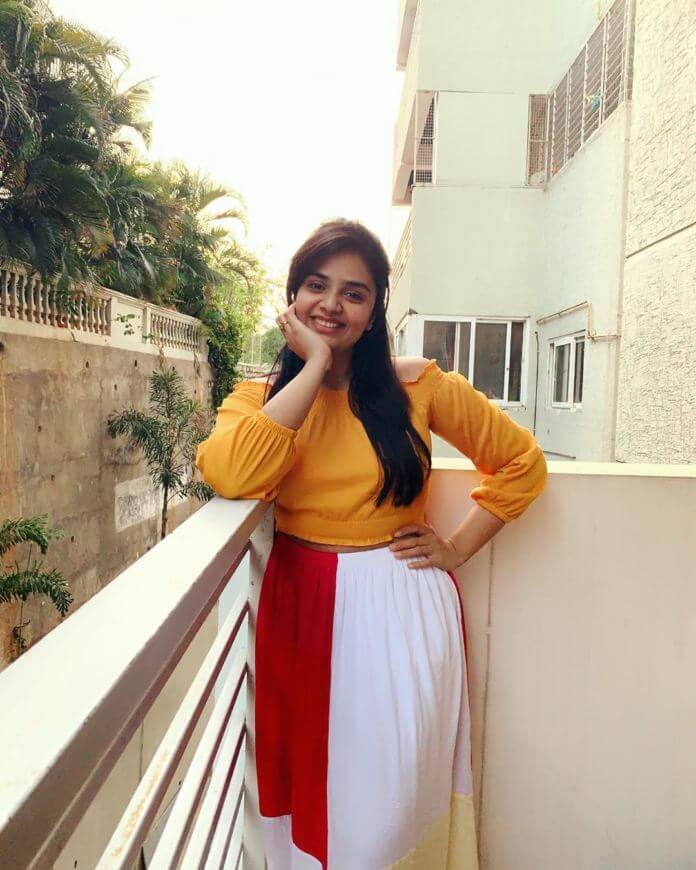TV Anchor Srimukhi Cute Selfie Pics