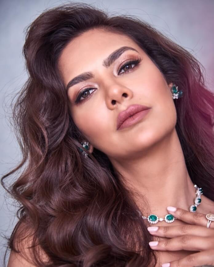 Esha Gupta In Emerald Necklace 