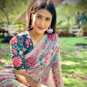 Shruthi Haasan Looks Ethnic In The Saree - Actress Album