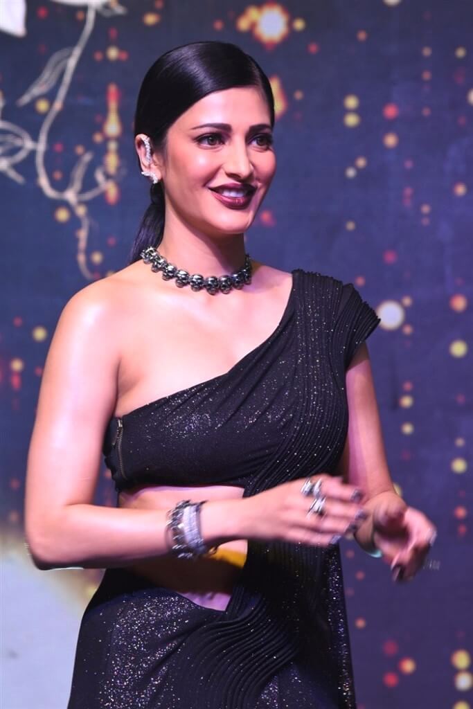 Shruthi Haasan Photos In Black Outfit